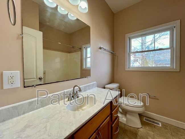 Building Photo - 80 Oakwood St