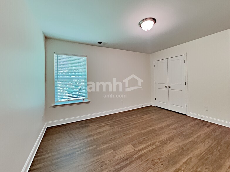 Building Photo - 3358 Okelly Dr