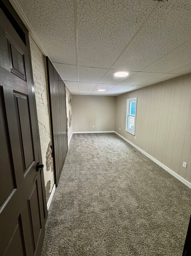 Building Photo - 415 S James St