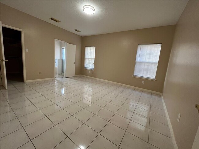 Building Photo - 11830 Meadow Pl Dr