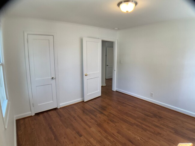 Building Photo - Adorable Bungalow Next to Downtown Raleigh!