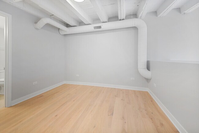 Building Photo - 4637 N Ashland Ave