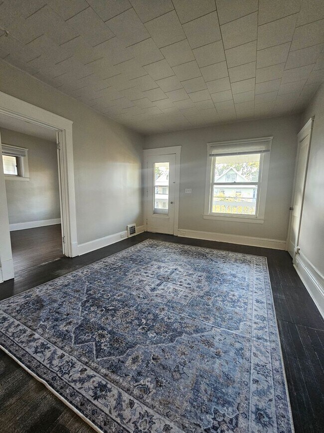 Building Photo - 3913 Henritze Ave