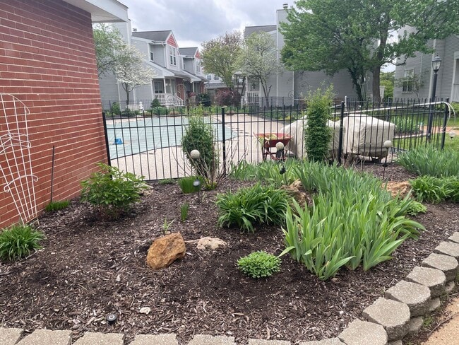 Building Photo - Beautiful 2 Bed, 1.5 Bath Townhome on the Edge of the Desirable Hill Neighborhood Available for Rent