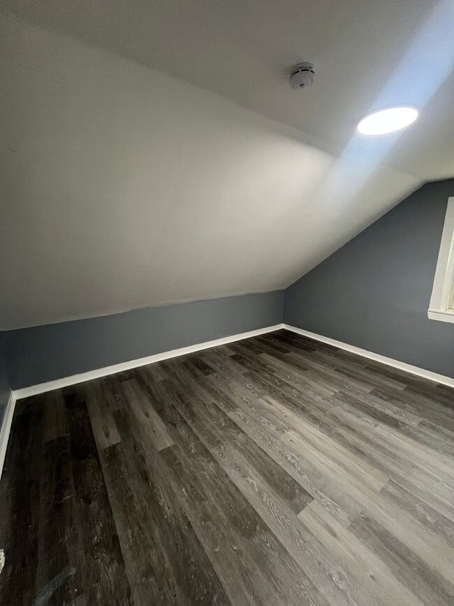 Building Photo - Section 8 Accepted! Spacious Newly Renovat...