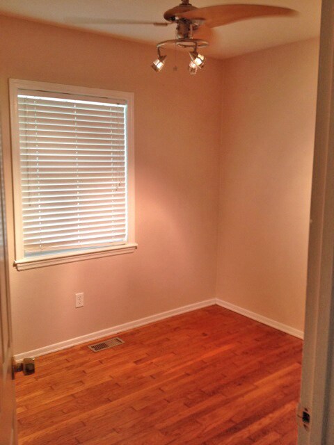 Building Photo - LOVELY 3 BR House! W/D Hookups, HW Floors,...