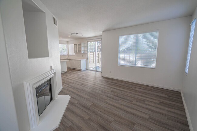 Building Photo - Charming 3-Bedroom Home with Large Loft or Alternate 4th Bedroom!