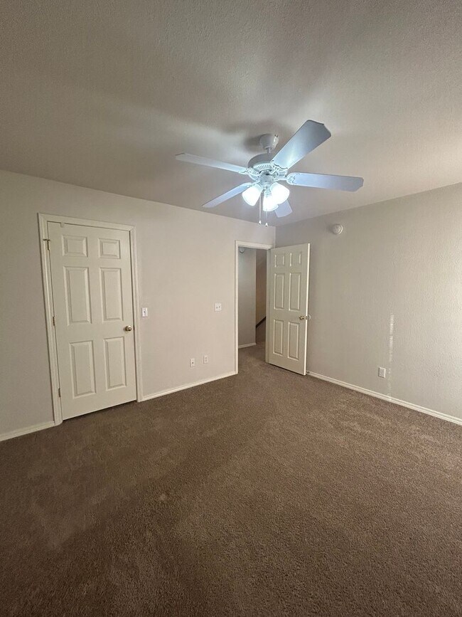 Building Photo - 3005 SW Amberwood Ave