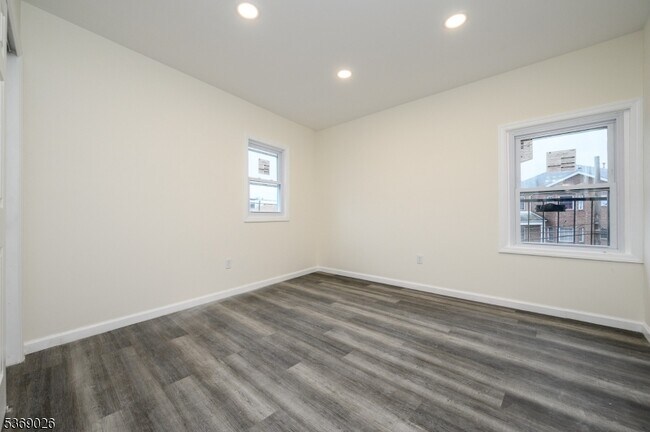 Building Photo - 287 Orange St