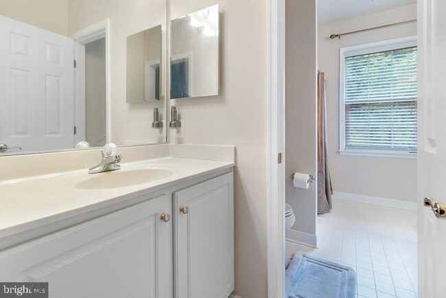 Building Photo - 43997 Riverpoint Dr