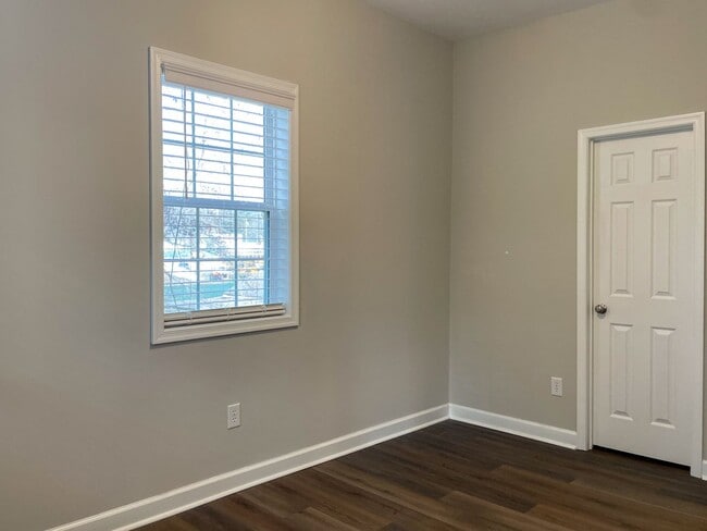 Building Photo - 510 Lakeview Ave, Colonial Heights