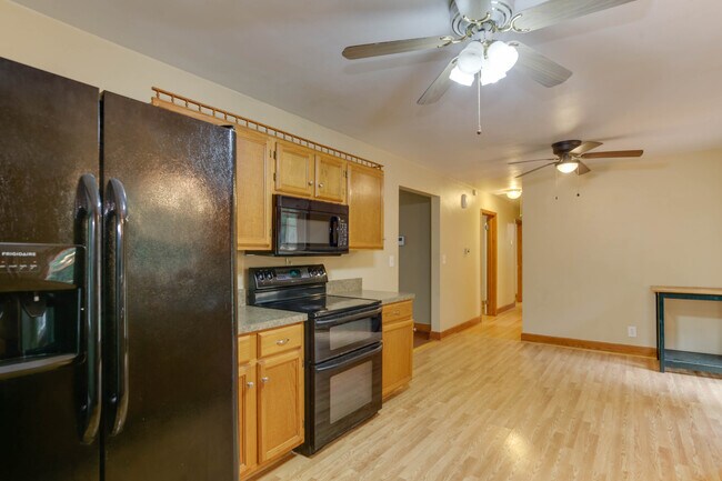 Building Photo - 128 Mann Dr