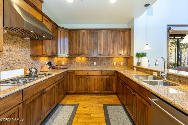Building Photo - 1507 E Castle Hills Dr