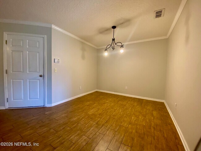 Building Photo - 1530 Vineland Cir