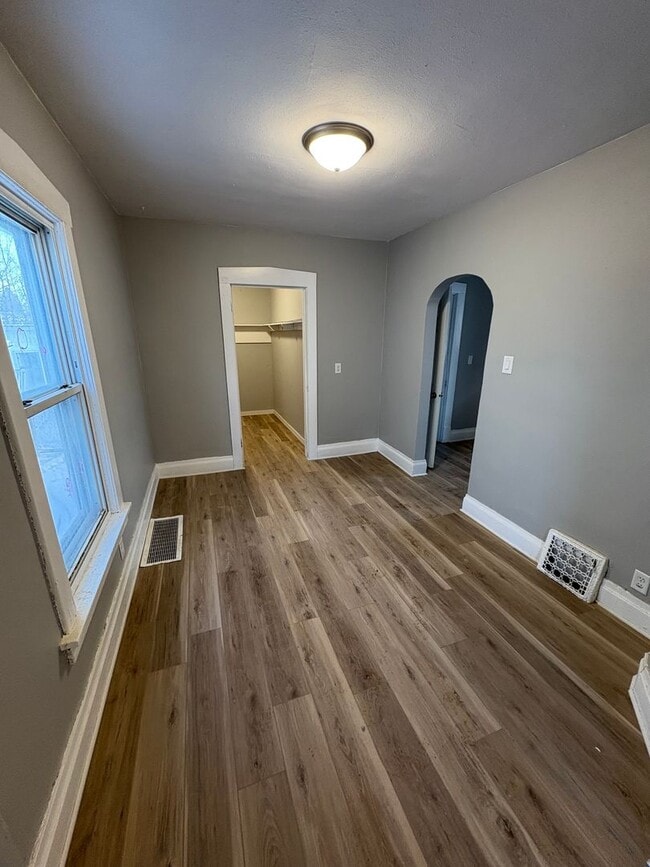 Building Photo - Two bedroom/ Two bath house