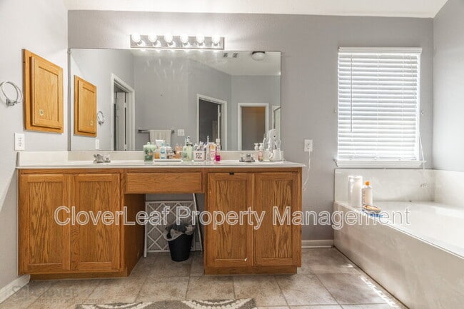Building Photo - 2806 Cascade Mist