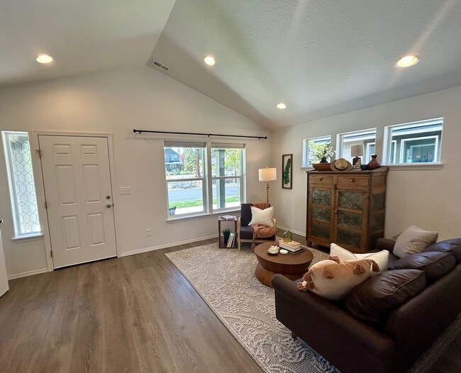 Building Photo - Town Access 2-bd Bungalow in Beautiful Sis...