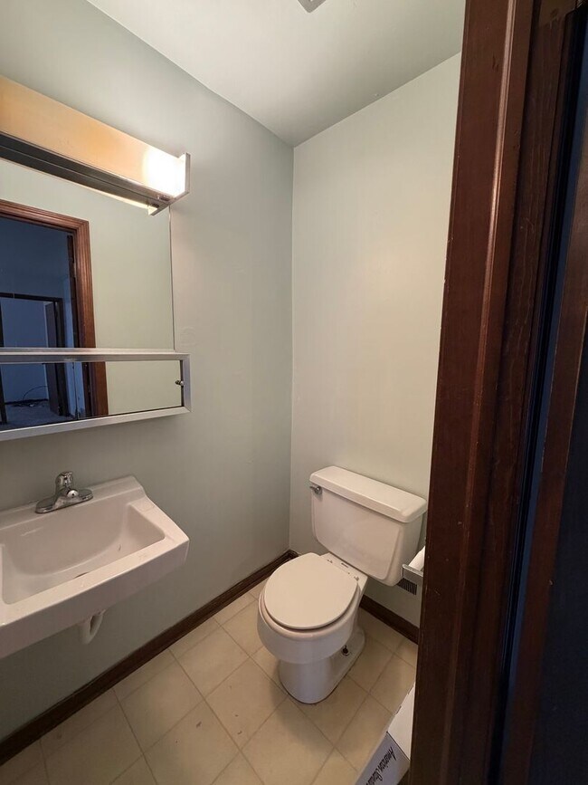 Building Photo - Large multi level duplex!