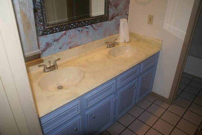 Building Photo - 3223 Knoll Manor Dr
