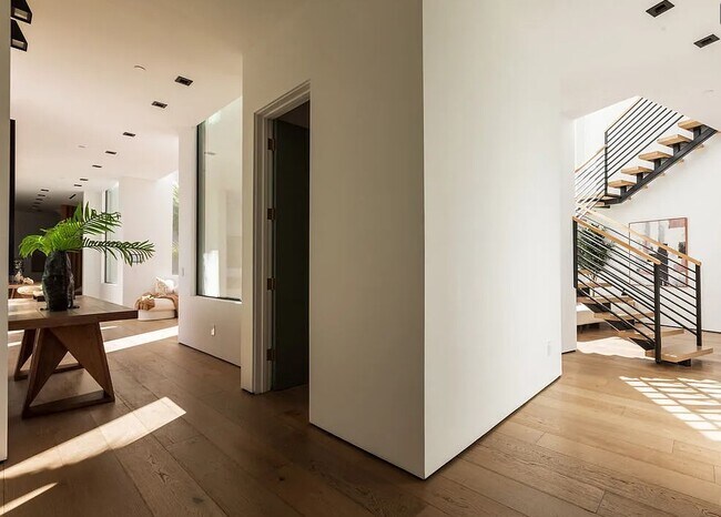 Building Photo - 13331 Mulholland Dr