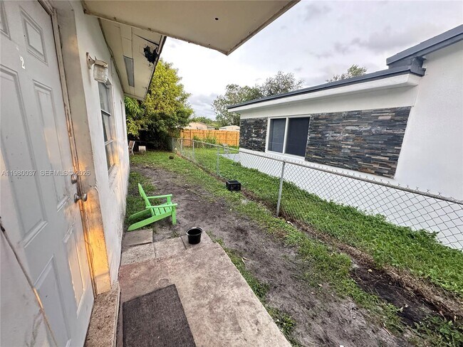 Building Photo - 148 NW 14th Way