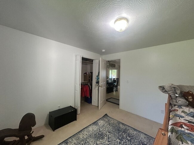 Building Photo - 3 bed 2 bath home in a great neighborhood