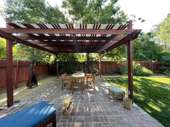 Building Photo - WELL MAINTAINED SINGLE STORY HOME WITH SOL...