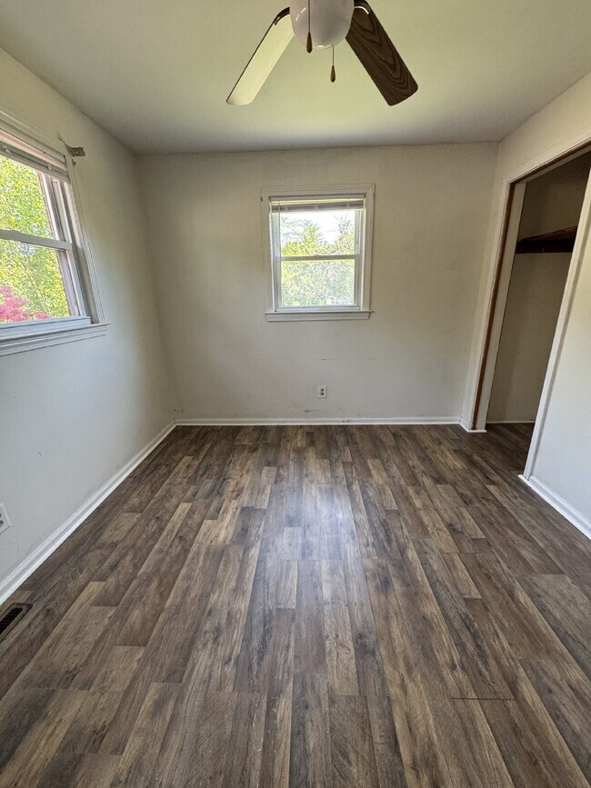 Building Photo - "Charming 3-Bedroom Retreat in Hendersonville - Cozy 1314 Sq Ft Home Awaits!"