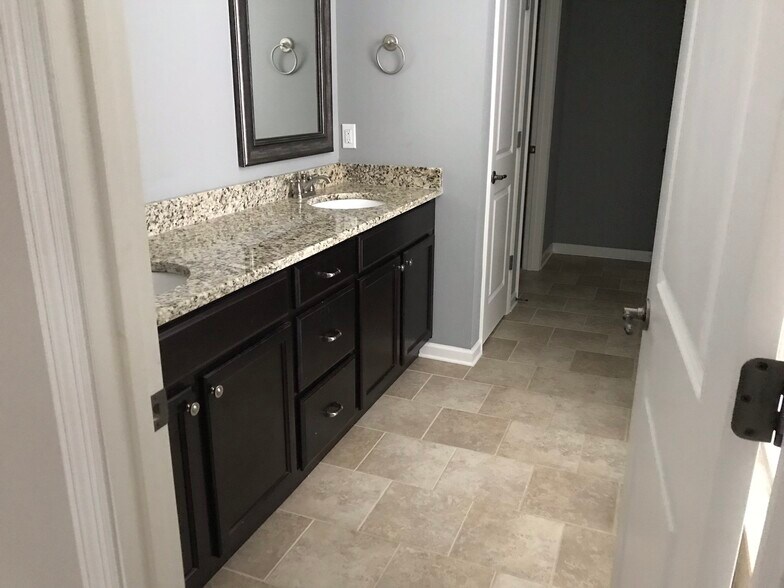 master bathroom - 7506 Hampstead Hall Dr