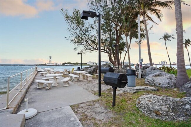 Building Photo - 2100 S Ocean Dr