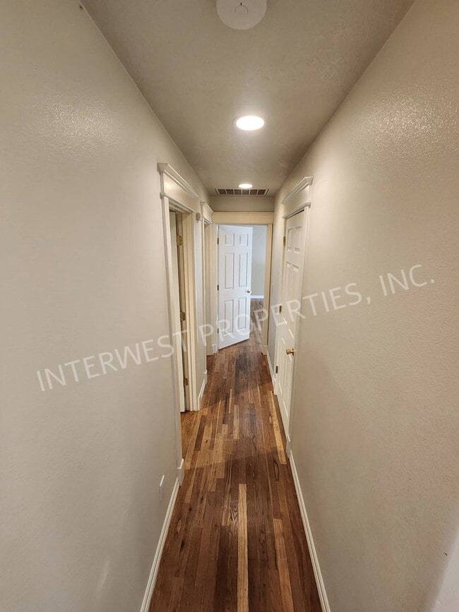 Building Photo - Large 3 Bed+ Bonus Room SW Pdx Home, Natur...