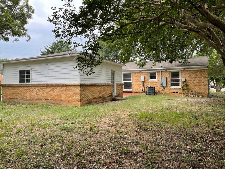 Backyard viewed from the far corner. - 102 E Ireland Dr