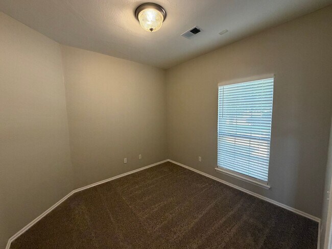 Building Photo - 411 S Pointe Ln