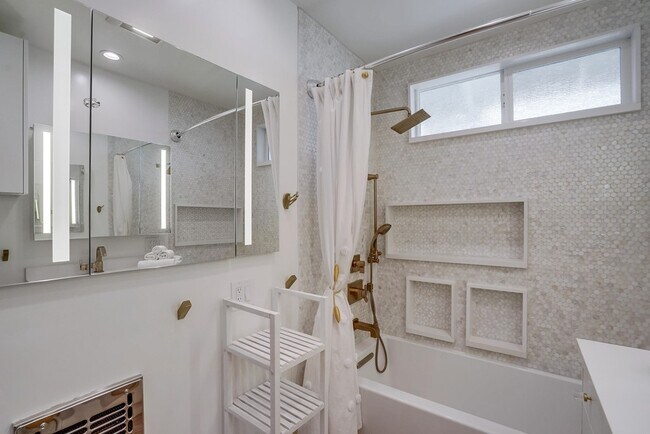 Building Photo - 12042 Sylvester St