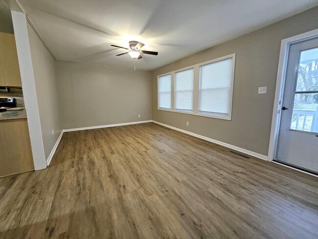 Building Photo - 2906 La Rosa Dr