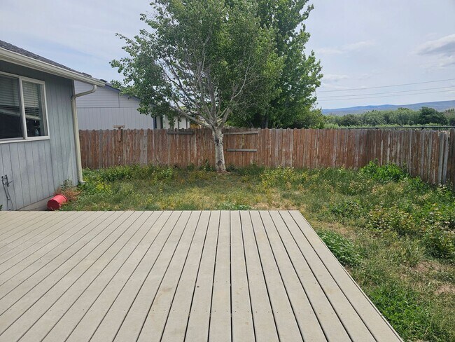 Building Photo - 3 Bedroom Home with Outdoor Space