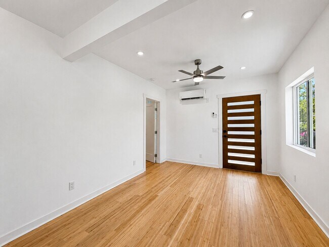 Building Photo - 446 Camulos St