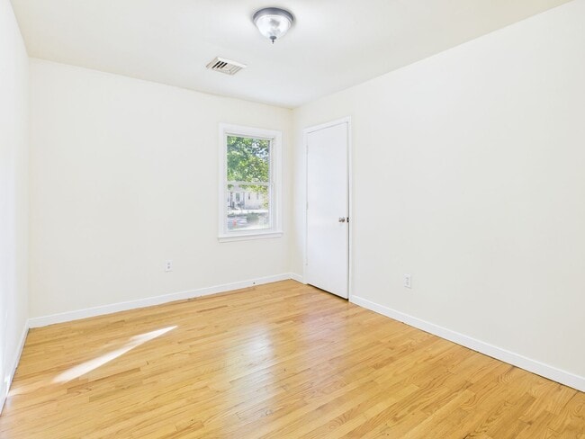 Building Photo - 818 Winnetka Ave