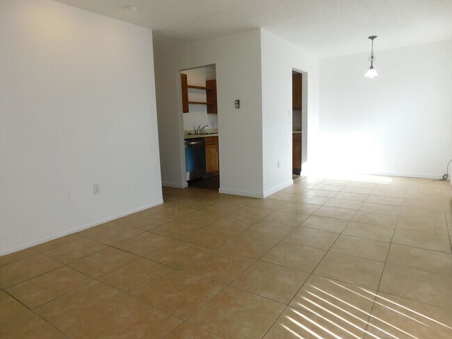 Building Photo - 869 Iowa Ave