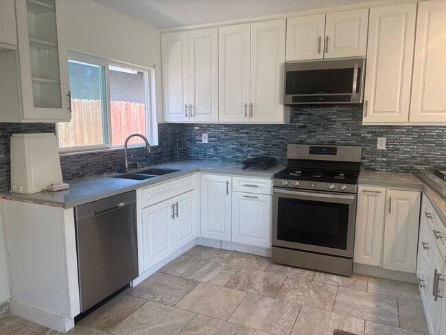 Building Photo - 10547 Hayvenhurst Ave