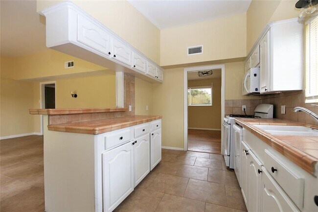 Building Photo - 5614 Fontenelle Dr