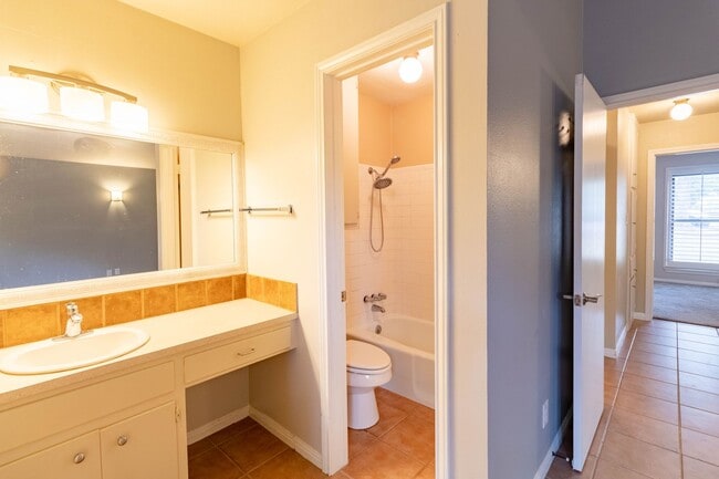 Building Photo - Charming 3 bed 2 bath Home in NW Austin!