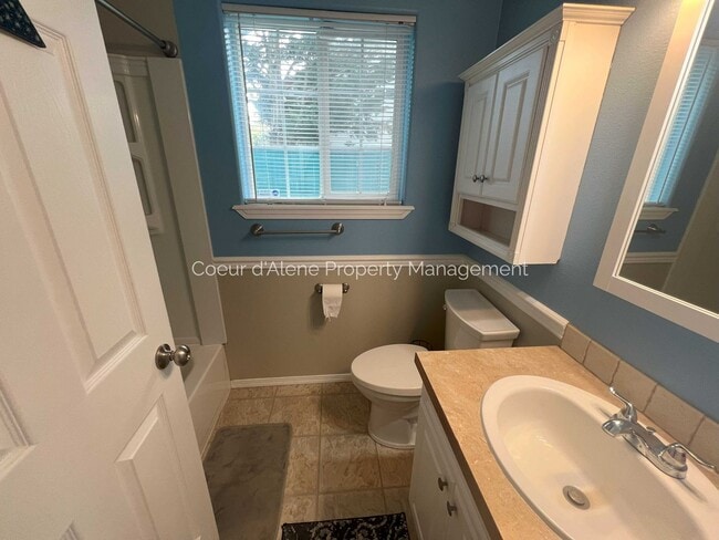 Building Photo - 3 bed, 2 bath house