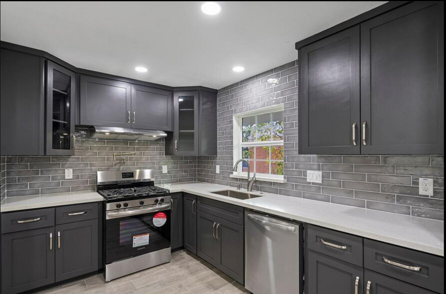 Kitchen - 22 13th Ave N