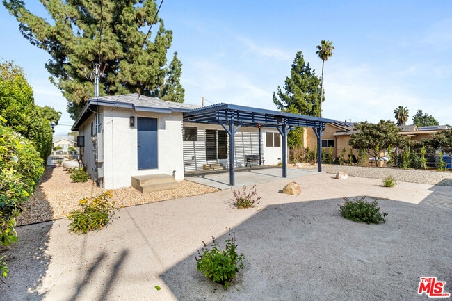 Building Photo - 15836 Chatsworth St