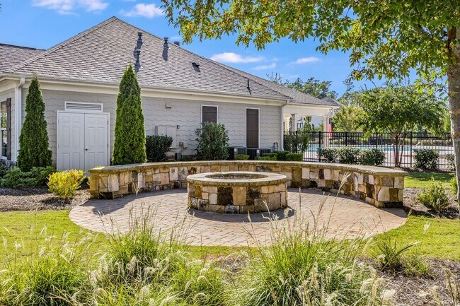 Building Photo - Like New - First Class Amenities