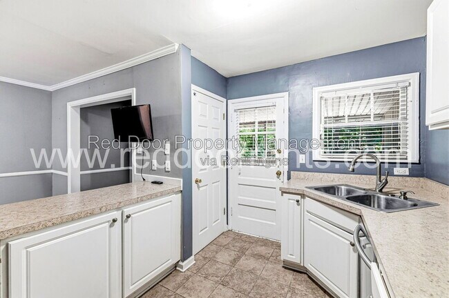 Building Photo - 129 E 49th St