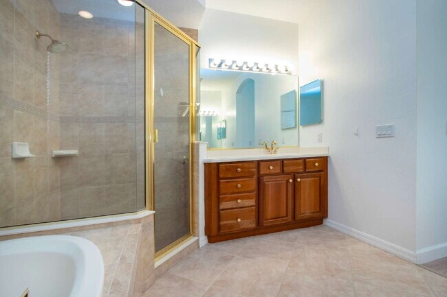 Building Photo - Luxurious Lakefront Living: Spacious 4-Bedroom Home with Pool and Guest Suite in Lakewood Ranch