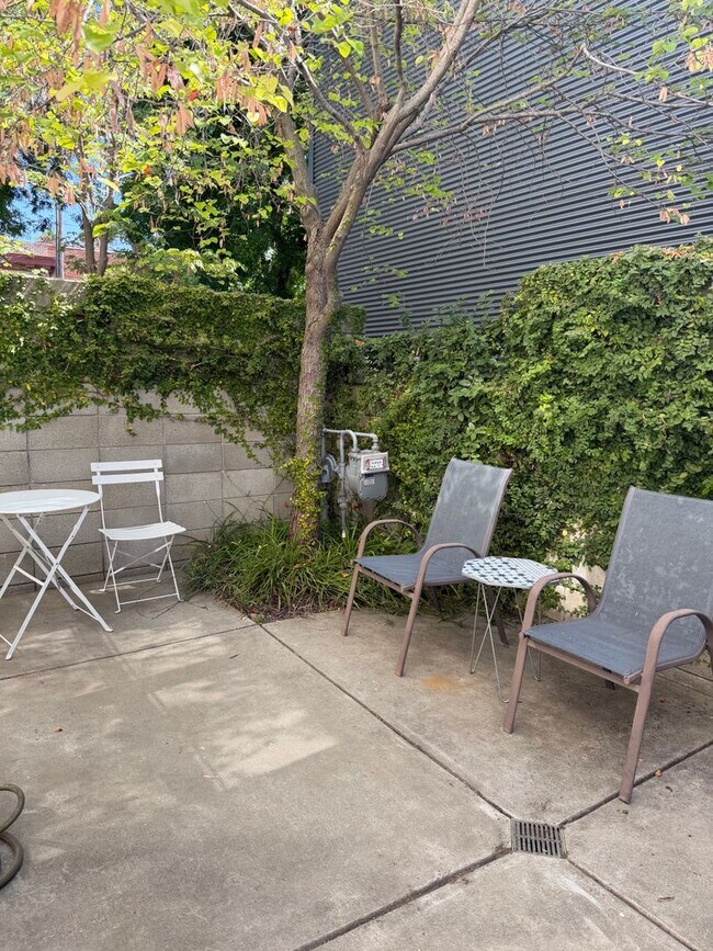 Building Photo - Rare Live/Work or Residential Opportunity in the Heart of North Oak Park!