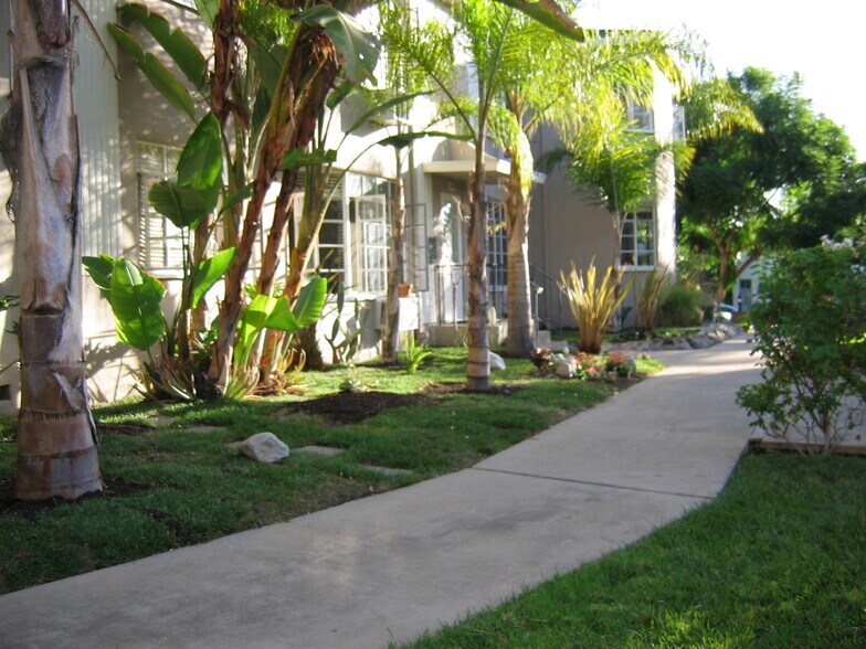 Building Photo - 1427 N Hayworth Ave